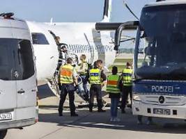 dobrindt lobt migrationswende: zahl der asylanträge sinkt um mehr als 50 prozent