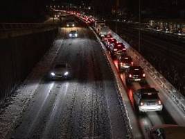 züge und flüge verspätet: urlaubsrückkehrer erwartet rutschpartie