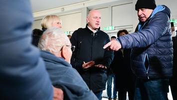 empörte bürger, kalte hallen: wegner wegen stromausfall unter druck