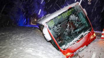 bus rutscht bei elmshorn auf glatter straße in graben – mehrere unfälle im kreis