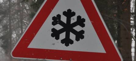 Zwei Unfälle binnen einer Stunde durch glatte Straßen in Augsburg