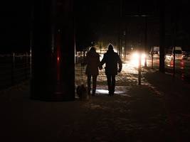 brandanschlag auf kabel: weiterer eisiger tag ohne strom im berliner südwesten - schulen geschlossen