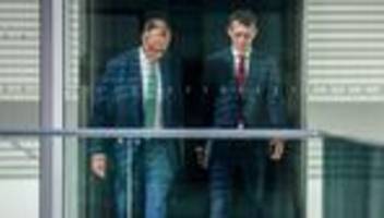 Jacob Schrot: Heimlich räumt der Kanzler auf