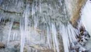 Tragisches Unglück: Riesiger Eiszapfen trifft Jungen - verletzt im Krankenhaus