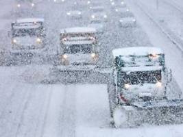 staus, flug- und zugausfälle: schnee sorgt in vielen regionen europas für chaos