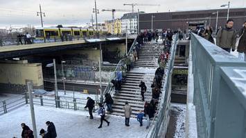 glatteis am bahnhof warschauer straße: eisbären-fans im schleichgang