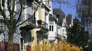 Auf frischer Tat ertappt: Einbrecher springen aus dem Fenster