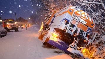 Feuerwehr befreit 15 Menschen aus Linienbus – und Winterdienst aus Graben