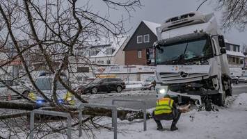 lkw fährt in wandsbek gegen baum – fahrer mit notarzt in klinik