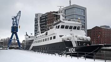 Mann klaut Flaschen von Partyschiff – und läuft Polizisten in die Arme