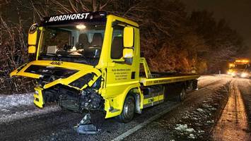 Unfall bei Glätte: VW Caddy kracht in Norderstedt in Abschleppwagen