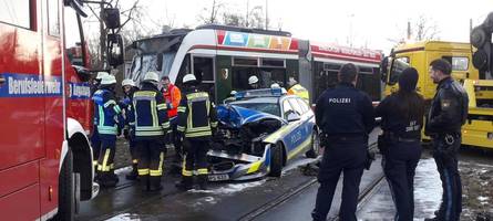 Streifenwagen kollidiert mit Straßenbahn – drei Verletzte
