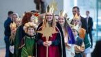 Dreikönigssingen: Sternsinger aus Magdeburg im Kanzleramt