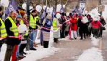 Schleswig-Holstein: Landesbeschäftigte demonstrieren vor Staatskanzlei in Kiel