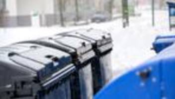 Wintereinbruch: Eis und Schnee verzögern Abholung von Mülltonnen