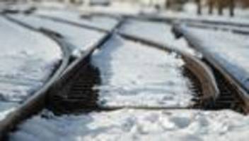 Winterwetter: Eingeschneite und vereiste Weichen behindern Bahnverkehr