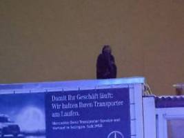 feuerwehr und sek im einsatz: fahrraddieb sitzt 22 stunden auf autohaus fest