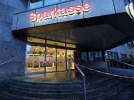 kein verdacht gegen irgendwen: polizei durchsucht gelsenkirchener sparkasse