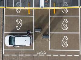 mehr als 545.000 neuanmeldungen: viele neue e-autos in 2025 - aber kein elektro-boom