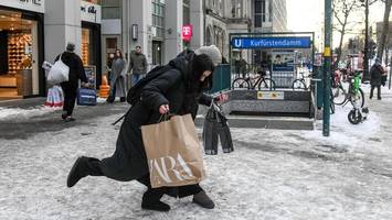 eis und gefrorener schnee: berlins gehwege werden zur gefahr