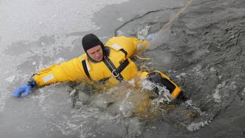 Eingebrochen im zugefrorenen Stadtparksee: Feuerwehr probt Ernstfall