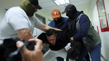 hilton-hotel verweigert ice-mitarbeitern den aufenthalt – was steckt dahinter?