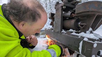 Müllabfuhr: Fahrer kämpfen mit Gasbrennern gegen das Eis an