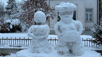 Schneepaar begeistert Passanten – und Zuwachs ist schon angekündigt