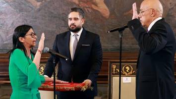 venezuela: vermummte bewaffnete lesen die whatsapp-nachrichten der menschen