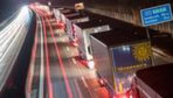 Bis zu 33 Kilometer lang: Stau wegen Blockabfertigung - Polizei stoppt Lkw auf Abwegen