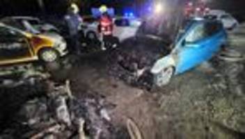 Brand: Autos brennen auf Parkplatz in Emmerich aus