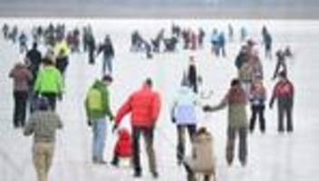 zugefrorener gnadensee: retter bricht am bodensee ins eis ein