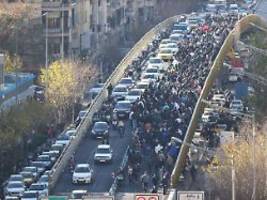 Justiz verschärft Kurs deutlich: Iran macht Demonstranten schnellen Prozess