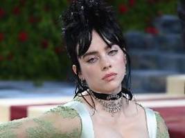 knalleng statt oversized: billie eilish präsentiert xxl-dekolleté