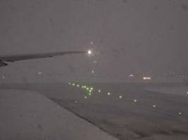 Menschen stranden an Flughafen: Schneechaos in den Niederlanden: Megastau und Flugausfälle