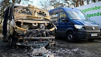 Zwei Kältebusse nach Brandanschlag in Berlin „komplett Schrott“