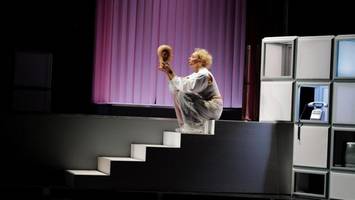 5 x 2 Tickets für „Division“ mit Katja Riemann zu gewinnen