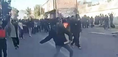 Iran: Video soll Polizisten zeigen, die sich mit Demonstrierenden solidarisieren