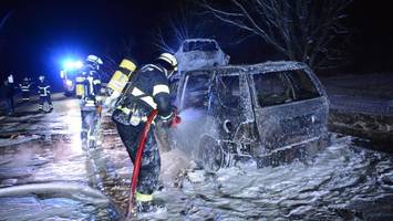 Auto mit Pferdeanhänger fängt Feuer – Löschwasser gefriert auf Bundesstraße