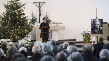 bewegende trauerfeier für wahlhamburger rolf becker – „einfach weg“