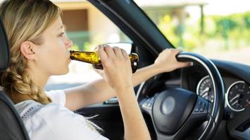 fast 4 promille, tochter auf beifahrersitz: polizei stoppt 38-jährige