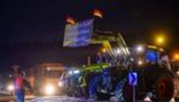 bauern-protest in brandenburg: elf straßenblockaden mit traktoren
