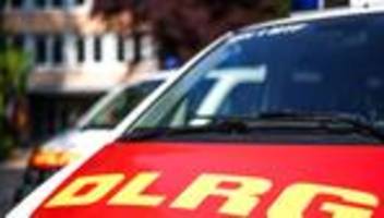 Glätteunfall: Auto versinkt in eisigem Wasser - Glück im Unglück