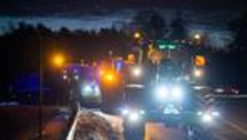 Protest gegen Handelsabkommen: Bauern blockieren mehrere Autobahn-Zufahrten mit Traktoren