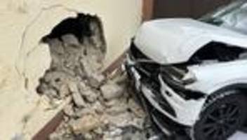 Unfälle: Betrunkene Autofahrer kracht in Fassade
