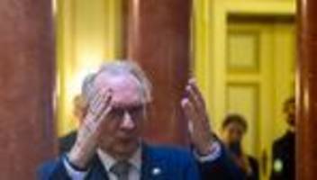 vorzeitiger abschied?: opposition kritisiert möglichen rückzug des regierungschefs