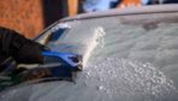 Winterwetter: Polizei mahnt: Autos von Eis und Schnee befreien