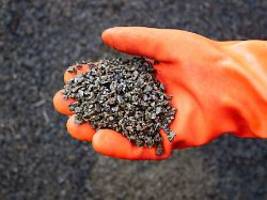 An Bäume und Tiere denken: Salz, Sand oder Sägespäne? Umweltfreundlich bei Eis streuen