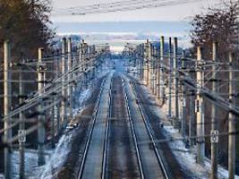 eis und glätte: elli schickt die schneewalze - bahn streicht züge - hamburg und bremen schließen schulen