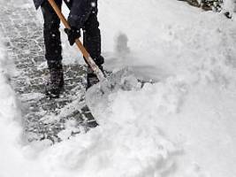 Medizinerin rät zur Vorsicht: Schneeschaufeln kann im schlimmsten Fall zum Herzinfarkt führen